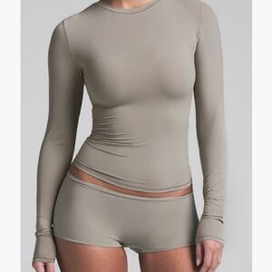 SKIMS Long Sleeve fits everybody top